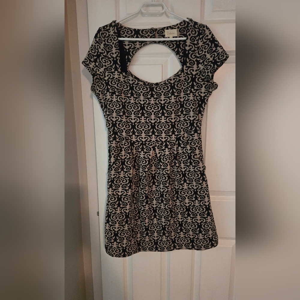 Deletta Black and Cream Mini Sheath Dress Scoop Neck